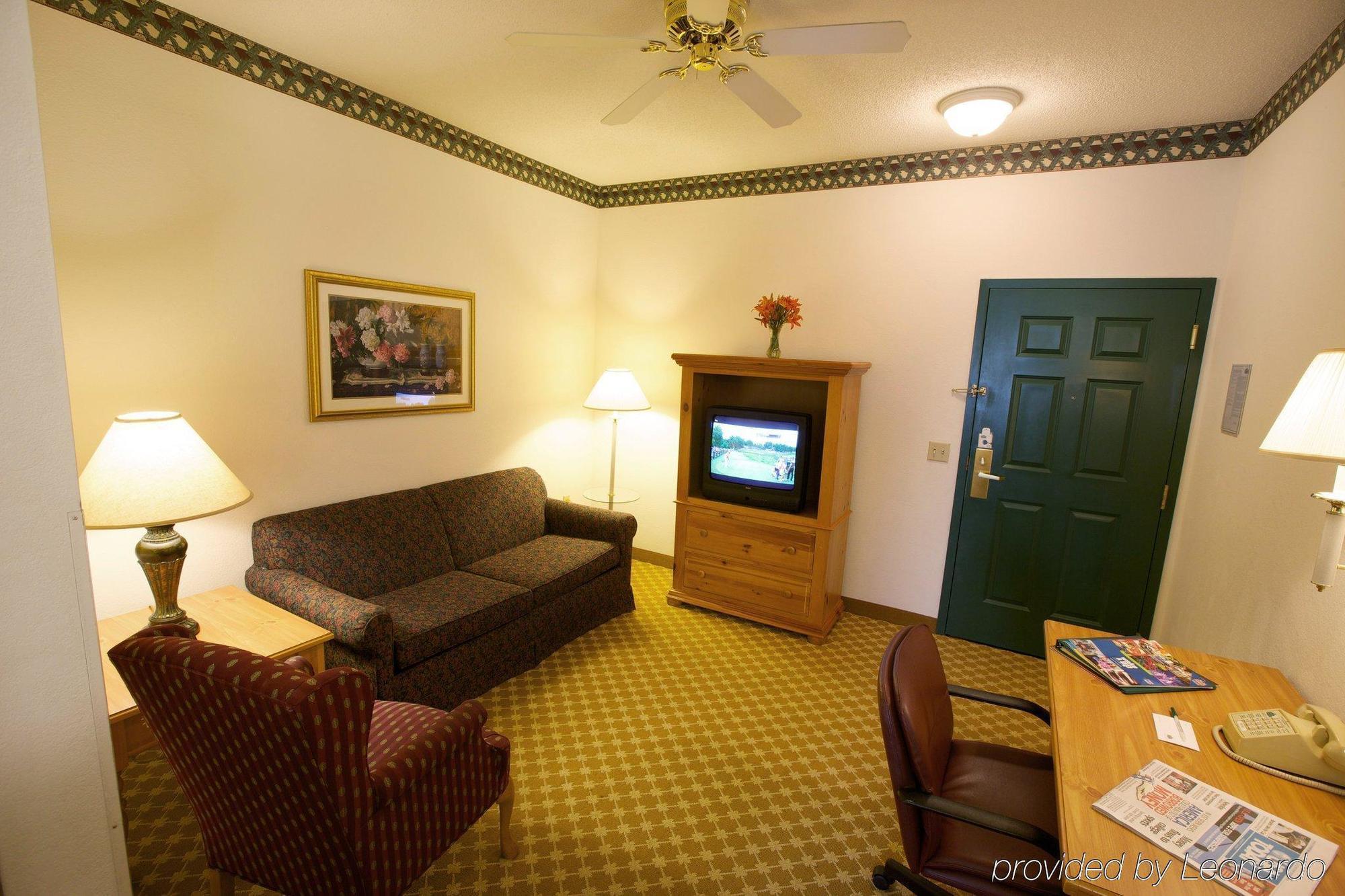 Lancaster Inn & Suites Manheim Exterior photo