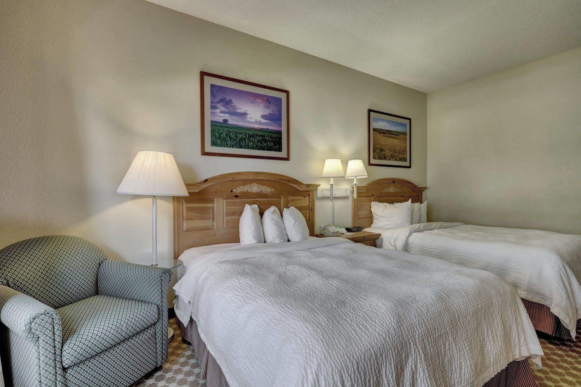 Lancaster Inn & Suites Manheim Exterior photo