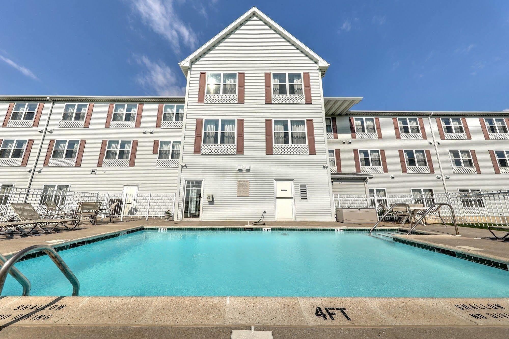 Lancaster Inn & Suites Manheim Exterior photo