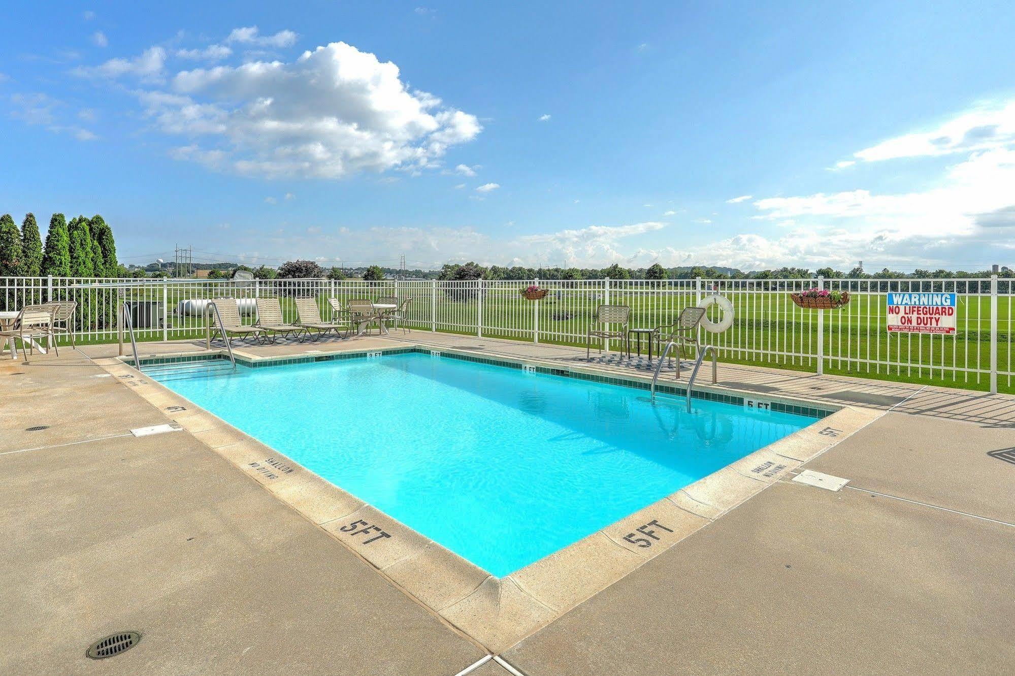 Lancaster Inn & Suites Manheim Exterior photo
