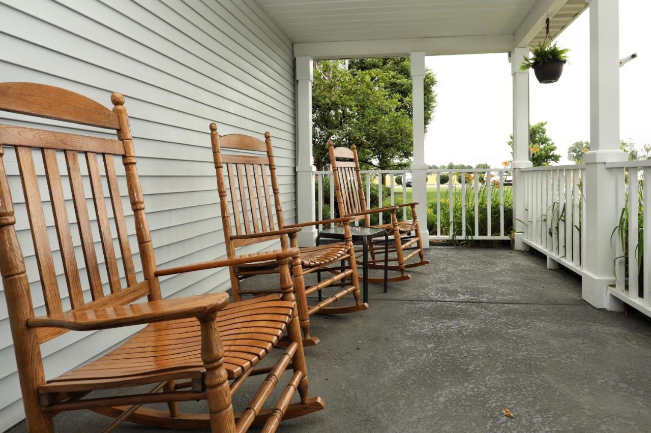 Lancaster Inn & Suites Manheim Exterior photo